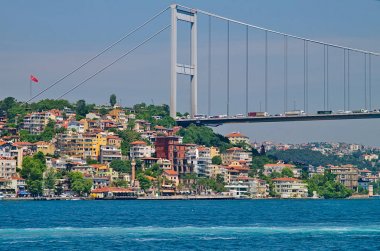İstanbul İkinci Boğaz Köprüsü. Fatih Sultan Mehmet Köprüsü manzarası ve yolcu gemisi Boğazı 'ndan kalan konut binaları.