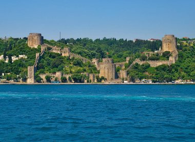 Rumelihisarı (Rumeli Hisarı) Boğaz'daki bir gemi gezisinden görülebilindiği gibi. İstanbul, Türkiye.