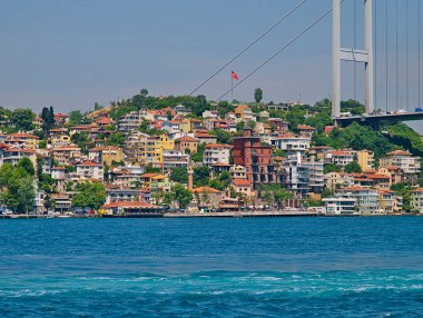 İstanbul İkinci Boğaz Köprüsü. Fatih Sultan Mehmet Köprüsü manzarası ve yolcu gemisi Boğazı 'ndan kalan konut binaları.