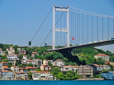 İstanbul İkinci Boğaz Köprüsü. Fatih Sultan Mehmet Köprüsü manzarası ve yolcu gemisi Boğazı 'ndan kalan konut binaları.
