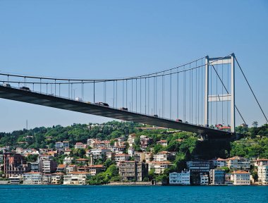 İstanbul İkinci Boğaz Köprüsü. Fatih Sultan Mehmet Köprüsü manzarası ve yolcu gemisi Boğazı 'ndan kalan konut binaları.