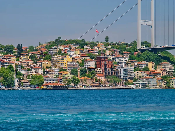 İstanbul İkinci Boğaz Köprüsü. Fatih Sultan Mehmet Köprüsü manzarası ve yolcu gemisi Boğazı 'ndan kalan konut binaları.