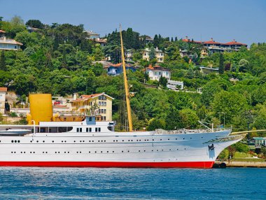 İstanbul Boğazı'nda lüks büyük beyaz yat. Küçük sürat teknesi geçiyor.