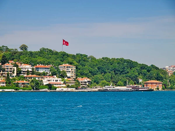 Stor Lyxyacht Bostadshus Träd Och Stor Flagga Vid Bosporus Strait — Stockfoto