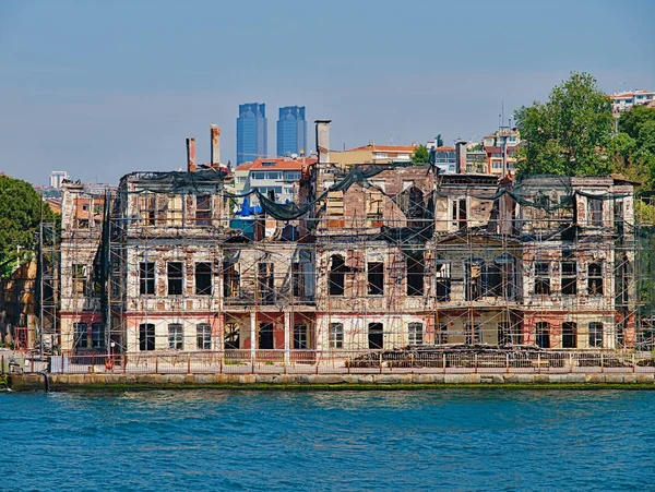 Bosporus Strait Utsikt Från Kryssningsfartyg Gammal Traditionell Skadad Träbyggnad Med — Stockfoto