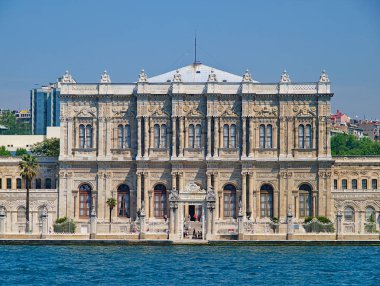Denizden Dolmabahçe Sarayı'nın dış kapısı manzarası. İstanbul, Türkiye.