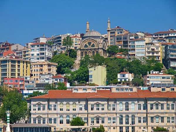 Estambul Turquía Edificios Residenciales Mezquita Vista Desde Estrecho Del Bósforo —  Fotos de Stock