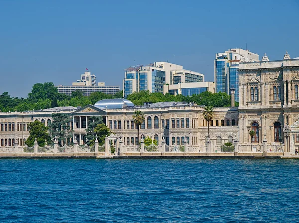 Dolmabahce Palacio Exterior Rascacielos Vista Desde Mar Estambul Turquía —  Fotos de Stock