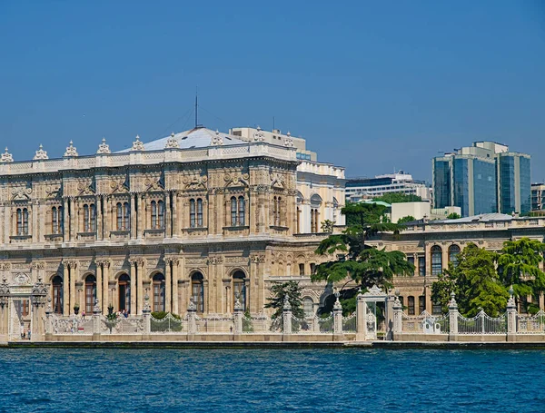 Dolmabahce Palacio Exterior Edificios Modernos Vista Desde Mar Estambul Turquía —  Fotos de Stock