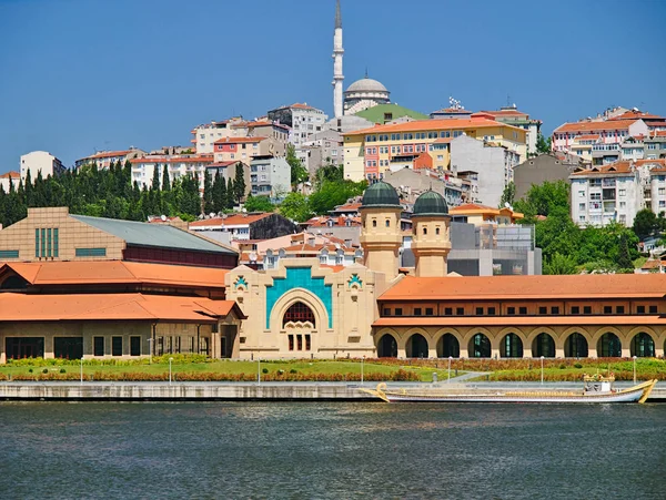 Luxury Vintage White Gold Boat Residential Buildings Bosporus Strait Istanbul — Foto Stock