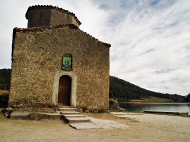 Doxa Gölü'ndeki Agios (aziz) Fanourios kilisesi, Korintiya, Yunanistan.