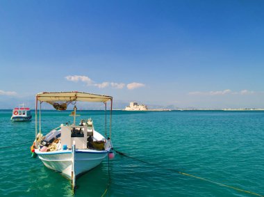 Tekne Nafplio Yunanistan, arka planda mpourtzi kale ile. Parlak güneşli bir gün.