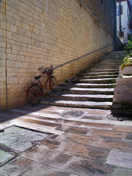 Vélo Rouge Sur Mur Pierre Escalier Dans Ville Pittoresque Nauplie — Photo