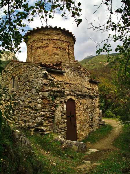 Arcadia 'daki Lousios Nehri 'nin kıyısında eski Aziz Andrew Kilisesi, Mora Yunanistan