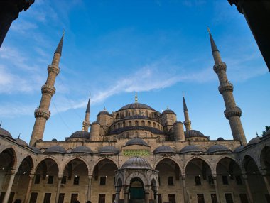 Dört minaresi ile Sultanhmet Camii cephesi, akşam fotoğrafı İstanbul Türkiye.