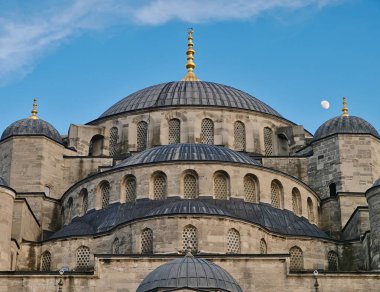 Sultanahmet Camii (Sultanhmet Camii) kubbeleri detay ve ay İstanbul Türkiye.