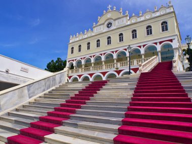 Tinos adasında Meryem Ana Hıristiyan ortodoks kilisesi, Yunanistan, kırmızı halı ile merdiven.