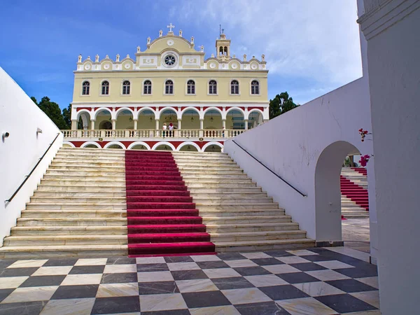 Tinos adasında Meryem Ana Hıristiyan ortodoks kilisesi, Yunanistan, kırmızı halı ve kare desenli siyah ve beyaz zemin ile merdiven.