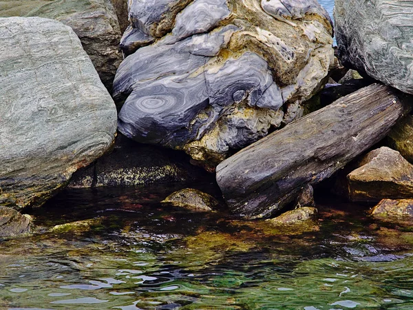 美味的纹理岩石 周期图案堆叠在海面上 蒂诺斯岛 — 图库照片