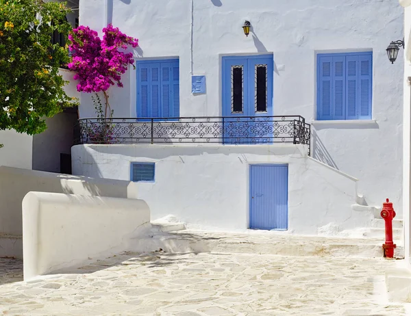 Mooi Wit Huis Met Blauw Raam Deur Levendig Bougainvillea Balkon — Stockfoto