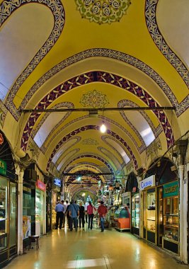 İstanbul, Türkiye - 24.05.2010: Grand Bazar'da alışveriş yapanlar İstanbul' da kapalı pazarda.