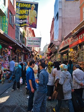 İstanbul, Türkiye - 24.05.2010: İstanbul sokak pazarında alışveriş yapanlar ve ziyaretçiler kalabalık.