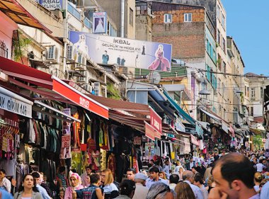 İstanbul, Türkiye - 24.05.2010: İstanbul sokak pazarında alışveriş yapanlar ve ziyaretçiler, erkek takım elbiseli ve kadın moda mağazaları.