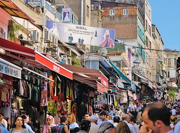 Istambul, Turquia - 24 / 05 / 2010: Compradores e visitantes se reúnem no mercado de rua de Istambul, ternos masculinos e lojas de moda feminina . — Fotografia de Stock