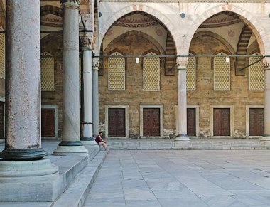 İstanbul, Türkiye - 24/05/2010: Mavi Cami (Sultanhmet Camii) iç bahçesinde bir adım oturan gözlüklü bir adam