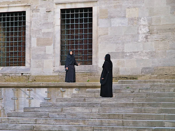 Istanbul Türkei 2010 Zwei Muslimische Frauen Traditioneller Schwarzer Kleidung Eine — Stockfoto