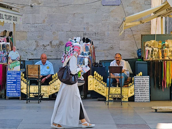 Istanbul Turkey 2010 Woman Headscarf Walking Traditional Shoe Shiners Mustaches — Stock Photo, Image
