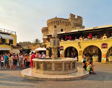 Rodos, Yunanistan-07/22/2008: Rodos adasının eski kent merkezinde, tarihi Hipokrat Meydanı 'nda turist grubu, Yunanistan.