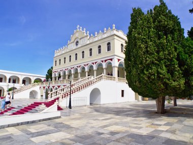  İnsanlar Tinos adasında, Yunanistan'da Meryem Ana ünlü miraculus Hıristiyan ortodoks kilisesi ziyaret