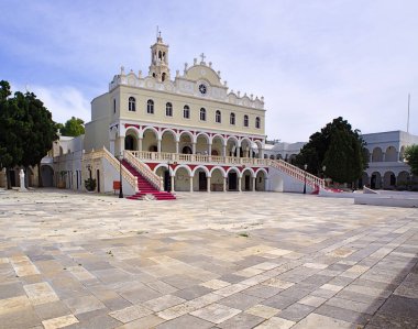  İnsanlar Tinos adasında, Yunanistan'da Meryem Ana ünlü miraculus Hıristiyan ortodoks kilisesi ziyaret