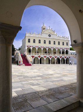  İnsanlar Tinos adasında, Yunanistan'da Meryem Ana ünlü miraculus Hıristiyan ortodoks kilisesi ziyaret