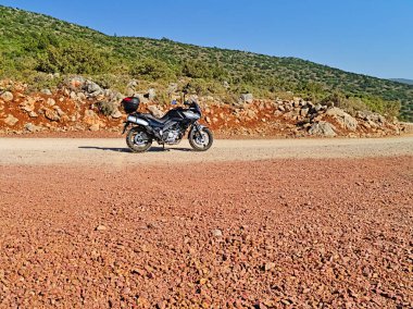 Sakız Adası, Yunanistan - 16.07.2008 : Suzuki dl650 (V-Strom) motosiklet idirt yolunda, güneşli yaz günü.