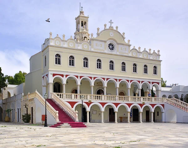  İnsanlar Tinos adasında, Yunanistan'da Meryem Ana ünlü miraculus Hıristiyan ortodoks kilisesi ziyaret
