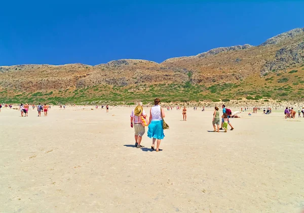 Beton Griechenland Juli 2009 Touristen Kommen Sommer Sandstrand Von Balos — Stockfoto
