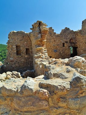 Anavatos ortaçağ köyünde harap binalar, Sakız adası, Yunanistan.