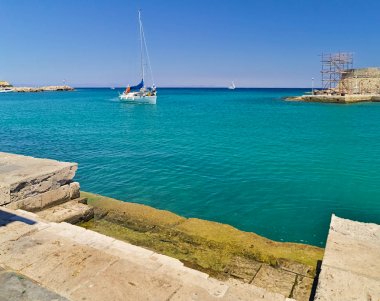 Rodos adası, Yunanistan, - 22 Temmuz 2008: Mandraki limanına giren yelkenli tekne, güneşli yaz günü.