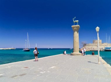 Rodos, Yunanistan - 22.07.2008: Rodos adasındaki Mandraki limanında turistler, Yunanistan parlak bir yaz günü.