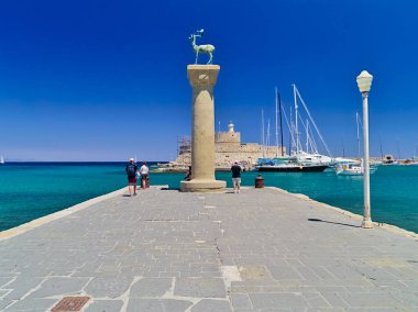Rodos, Yunanistan - 22.07.2008: Rodos adasındaki Mandraki limanında turistler, Yunanistan parlak bir yaz günü.