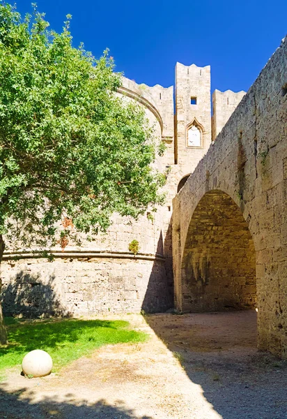 Árbol Bolas Piedra Fortificaciones Castillo Medieval Orden Los Joanitas Ciudad — Foto de Stock