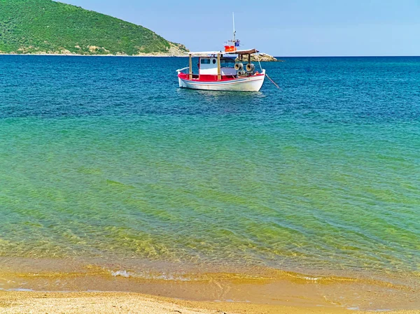 Beautiful Sandy Beach Crystal Clear Water Boat Nea Peramos Greece — Stock Photo, Image