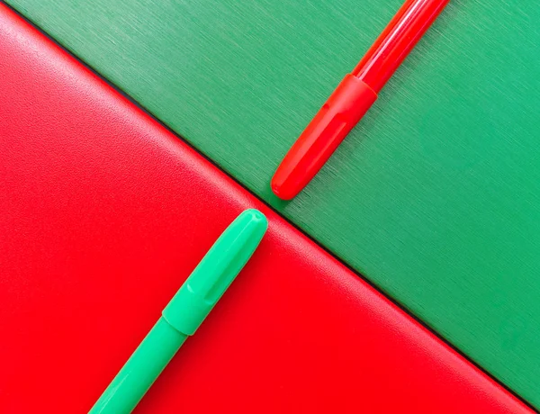 Marcadores vermelhos e verdes e cadernos padrão, de volta à escola conc — Fotografia de Stock