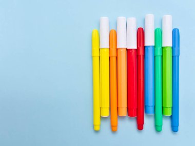 Açık mavi arka planda yalıtılmış renkli işaretler, metin için kopyalama alanı.