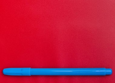 Metin için boş alan içeren, kırmızı arka planda yalıtılmış mavi işaretçi.