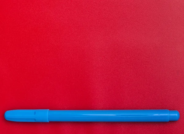 赤い背景に分離された青いマーカー テキスト用の空き領域付き — ストック写真