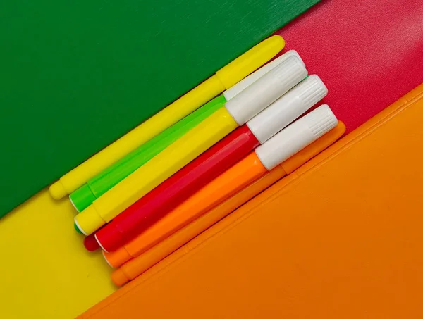 Cadernos Marcadores Coloridos Colocação Diagonal Com Espaço Cópia — Fotografia de Stock