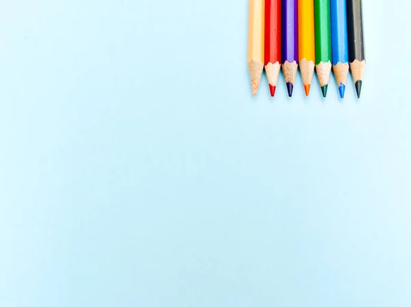 Lápices Color Aislados Sobre Fondo Azul Claro Con Espacio Copia —  Fotos de Stock